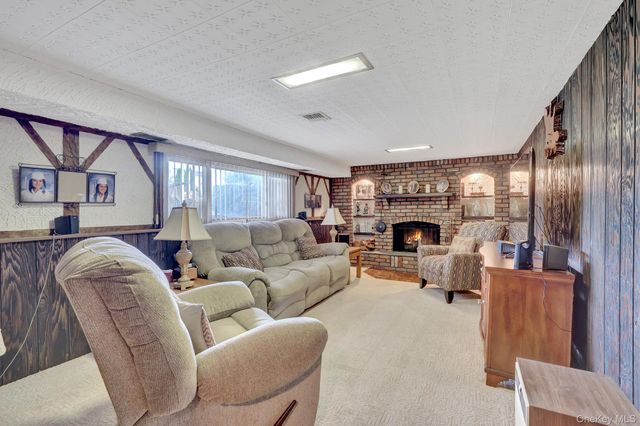 820 N Hamilton Avenue, Lindenhurst, NY 11757