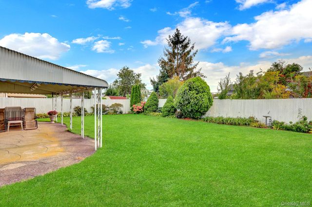 820 N Hamilton Avenue, Lindenhurst, NY 11757