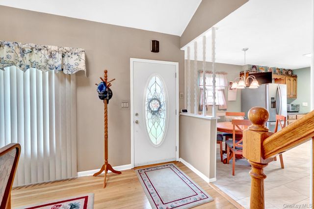 820 N Hamilton Avenue, Lindenhurst, NY 11757