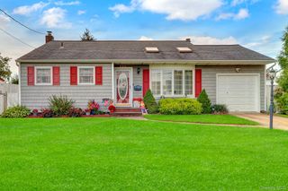 820 N Hamilton Avenue, Lindenhurst, NY 11757
