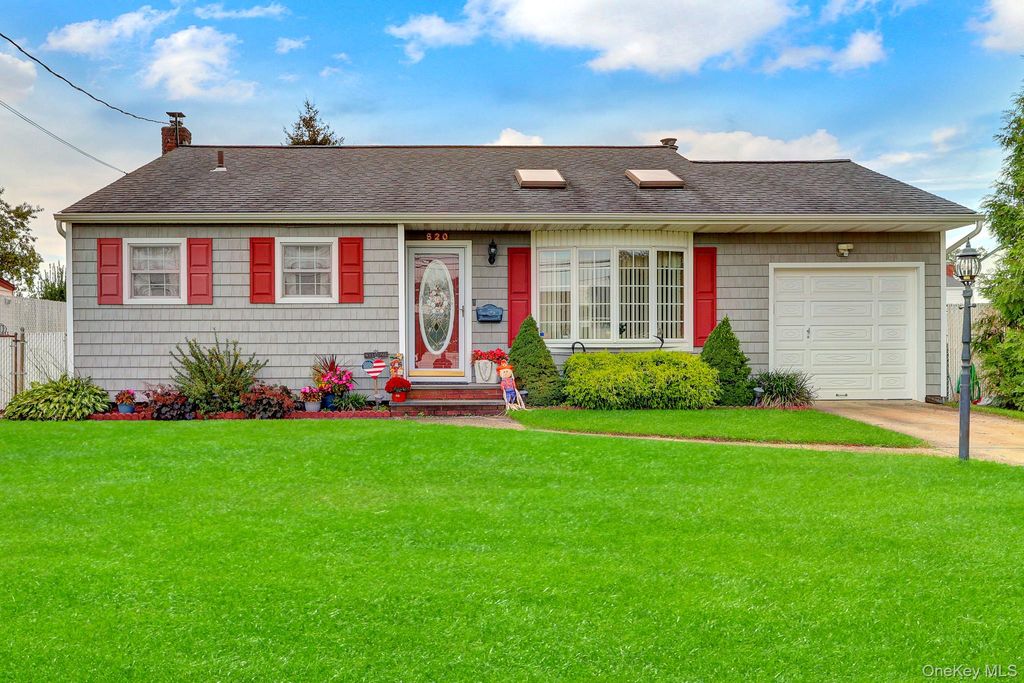 820 N Hamilton Avenue, Lindenhurst, NY 11757