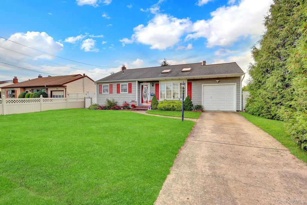 820 N Hamilton Avenue, Lindenhurst, NY 11757 — photo 3