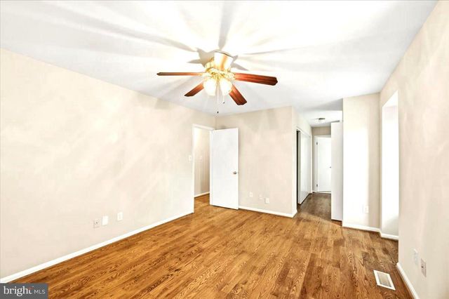 5710 MACKENZIE ST, Centreville, VA 20120