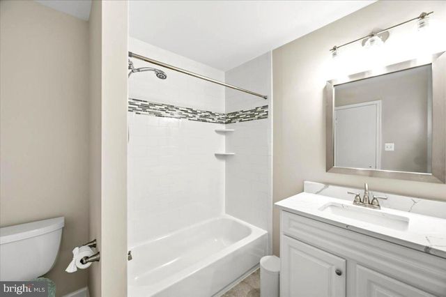 5710 MACKENZIE ST, Centreville, VA 20120