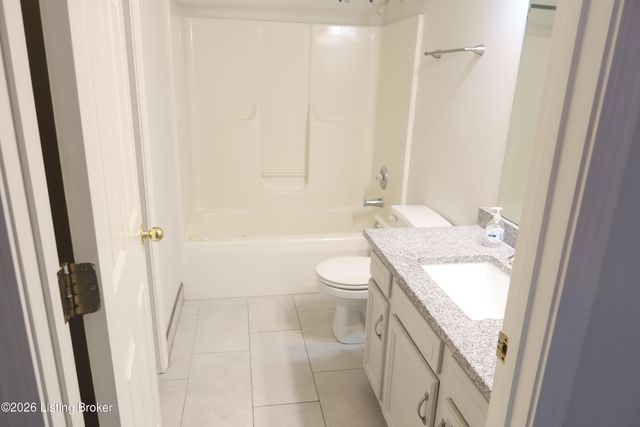 4809 Fairway Pointe Ct, Louisville, KY 40241