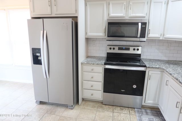 4809 Fairway Pointe Ct, Louisville, KY 40241