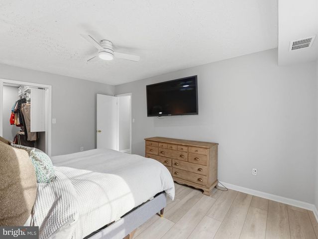 7770 WILLOW POINT DR, Falls Church, VA 22042