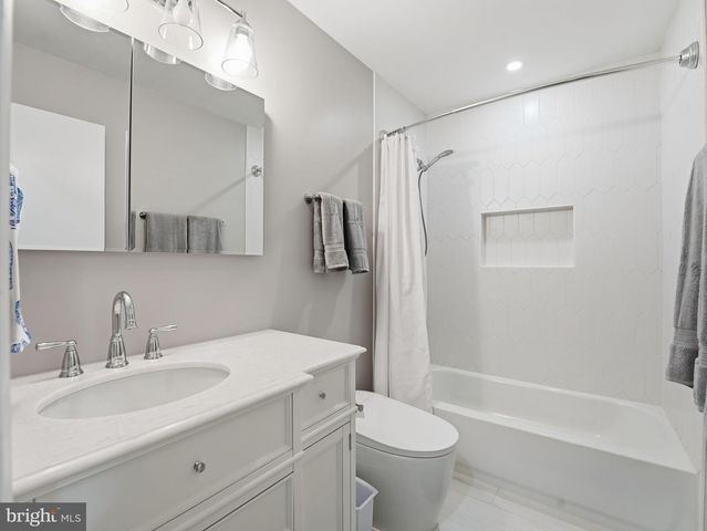 7770 WILLOW POINT DR, Falls Church, VA 22042