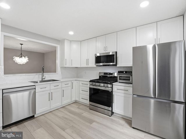 7770 WILLOW POINT DR, Falls Church, VA 22042