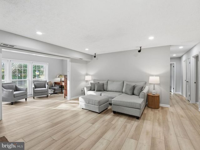 7770 WILLOW POINT DR, Falls Church, VA 22042