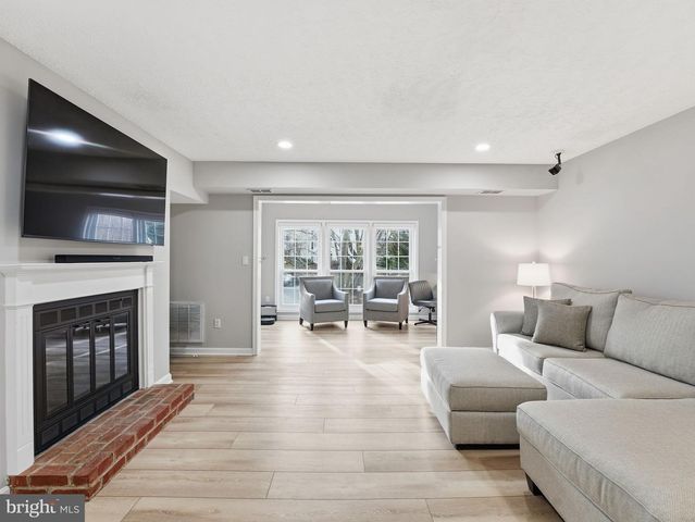 7770 WILLOW POINT DR, Falls Church, VA 22042