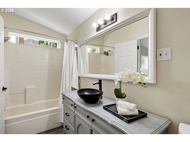 9700 Sw TUALATIN Rd 18, Tualatin, OR 97062