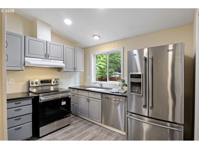 9700 Sw TUALATIN Rd 18, Tualatin, OR 97062