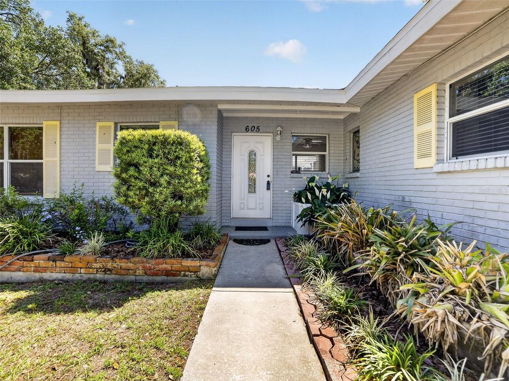 Image 2 of property listing at 605 LIMONA ROAD, Brandon, FL 33510