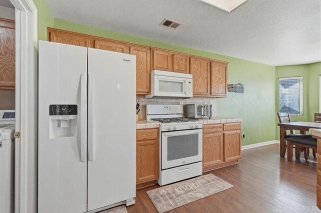 1079 W Ambassador Drive, Hanford, CA 93230