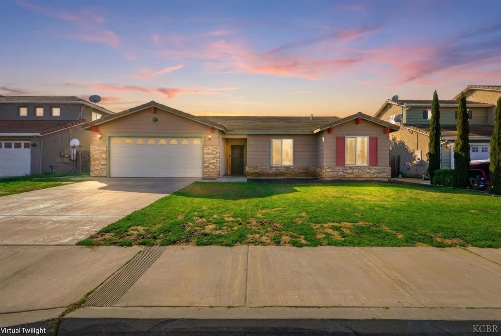 1079 W Ambassador Drive, Hanford, CA 93230