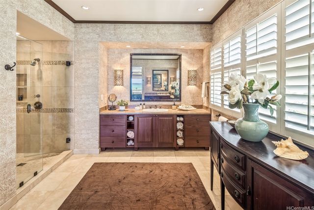 218 Kaalawai Place, Honolulu, HI 96816