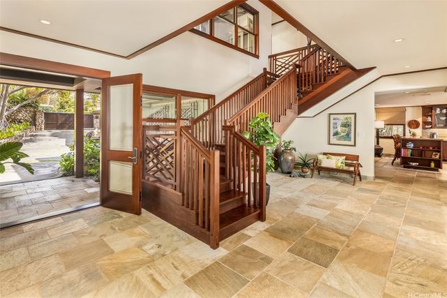 218 Kaalawai Place, Honolulu, HI 96816