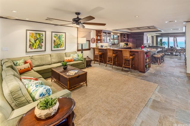 218 Kaalawai Place, Honolulu, HI 96816
