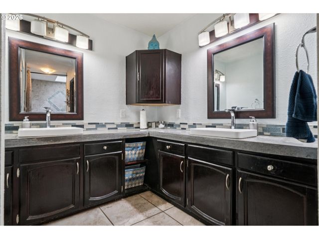 19655 SUN Cir, West Linn, OR 97068
