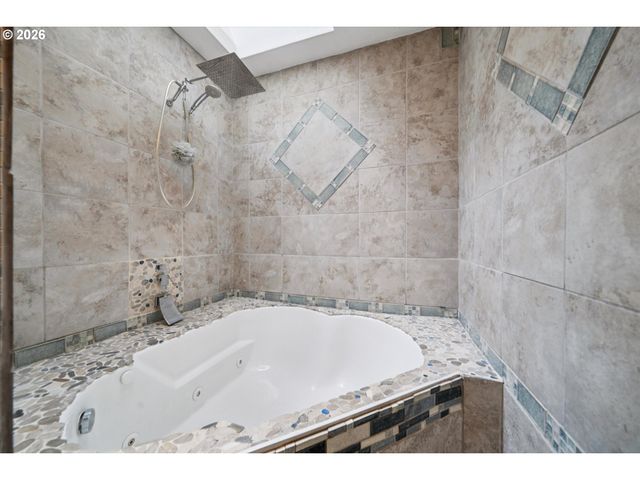 19655 SUN Cir, West Linn, OR 97068