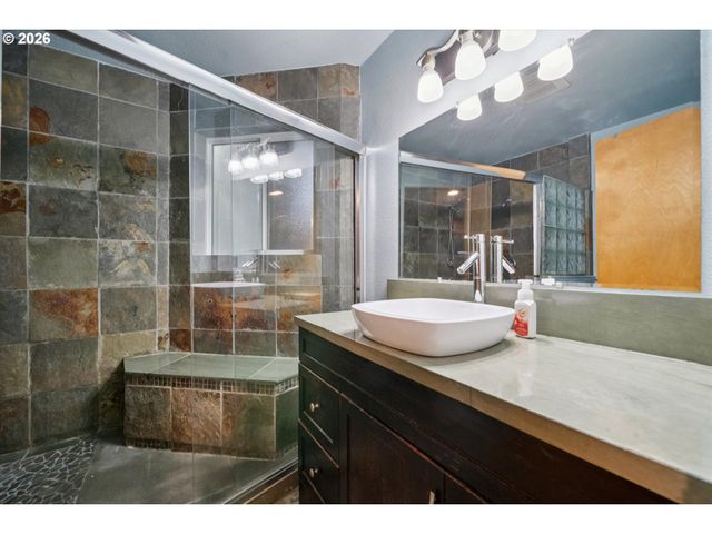 19655 SUN Cir, West Linn, OR 97068