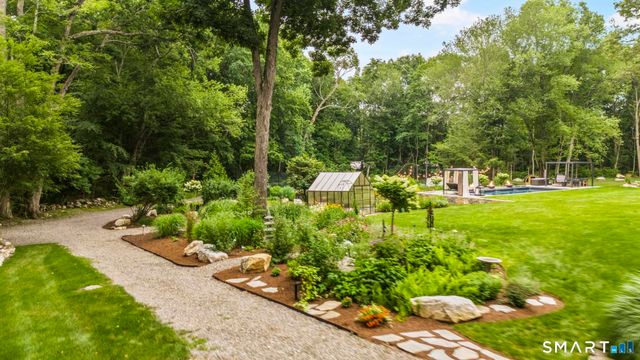 17 Pine Ridge Road, Woodbridge, CT 06525