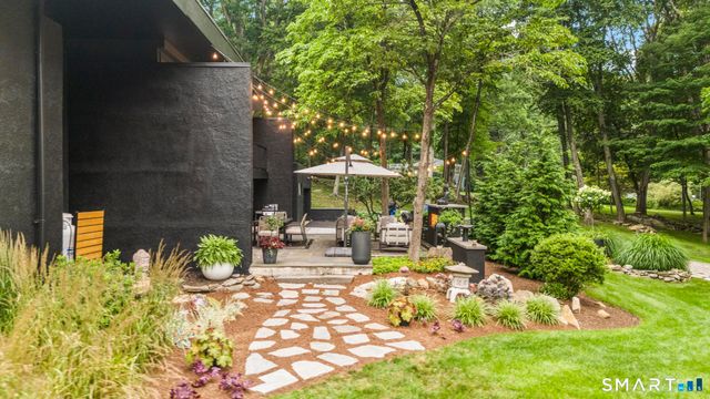 17 Pine Ridge Road, Woodbridge, CT 06525