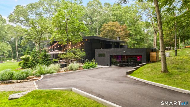 17 Pine Ridge Road, Woodbridge, CT 06525