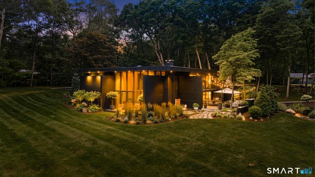 17 Pine Ridge Road, Woodbridge, CT 06525