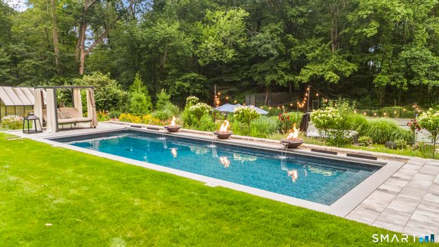 17 Pine Ridge Road, Woodbridge, CT 06525