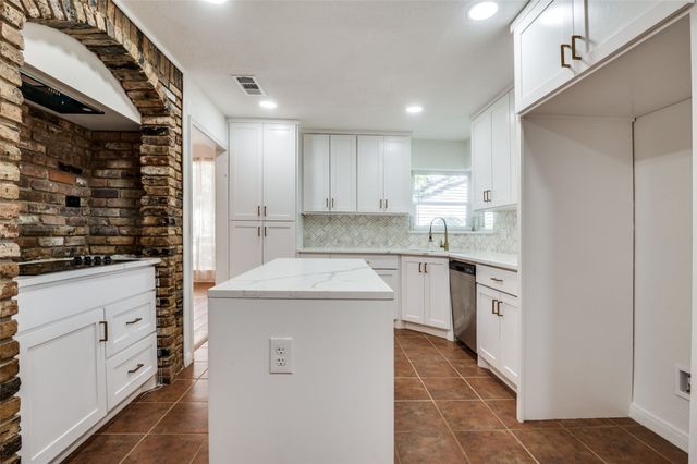1912 Pajarito Court, Desoto, TX 75115