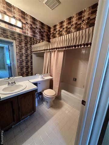 26471 Summerdale Drive 155, Southfield, MI 48033