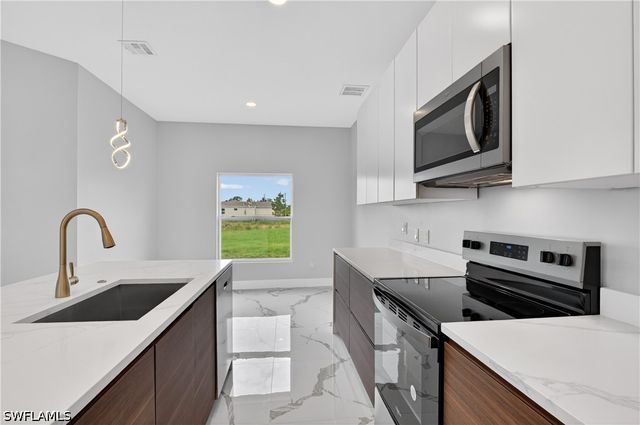 454 Mercedes CT, Lehigh Acres, FL 33972