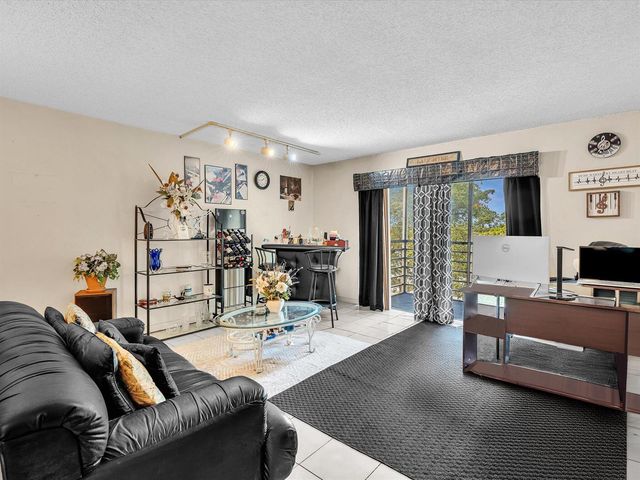 2800 NW 56th A404, Lauderhill, FL 33313