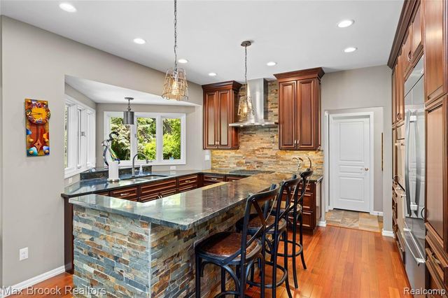 6294 Lindsay Court, West Bloomfield, MI 48324