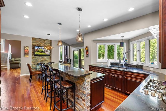 6294 Lindsay Court, West Bloomfield, MI 48324
