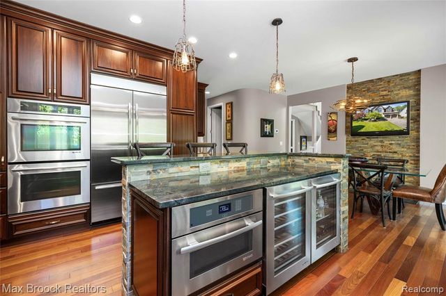 6294 Lindsay Court, West Bloomfield, MI 48324