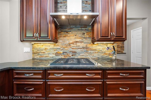 6294 Lindsay Court, West Bloomfield, MI 48324