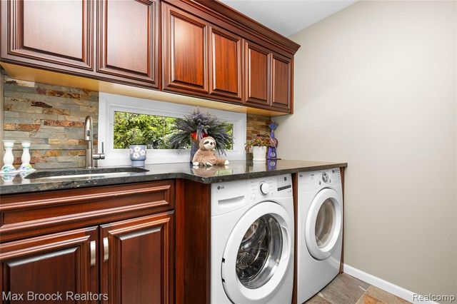 6294 Lindsay Court, West Bloomfield, MI 48324