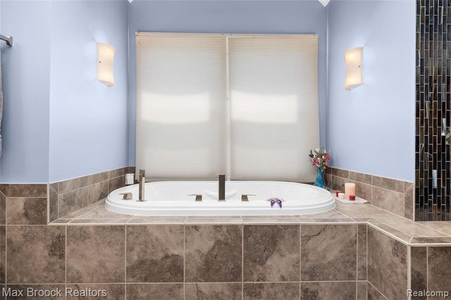 6294 Lindsay Court, West Bloomfield, MI 48324