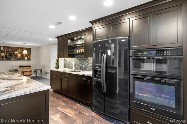 6294 Lindsay Court, West Bloomfield, MI 48324