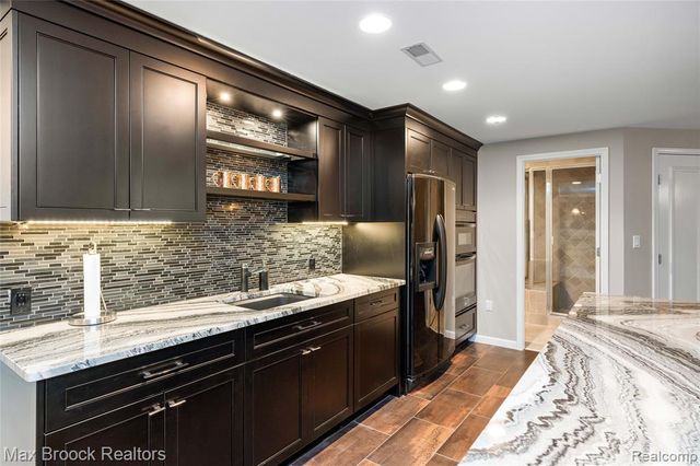 6294 Lindsay Court, West Bloomfield, MI 48324