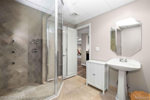 6294 Lindsay Court, West Bloomfield, MI 48324
