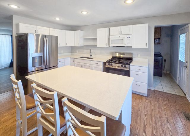 719 Surrey Drive, Streamwood, IL 60107