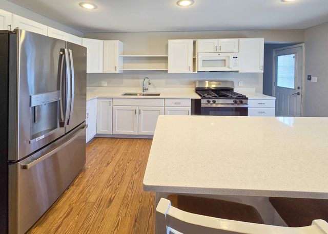 719 Surrey Drive, Streamwood, IL 60107