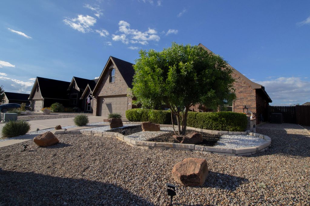 Image 3 of property listing at 1926 Pine Valley Street, San Angelo, TX 76904