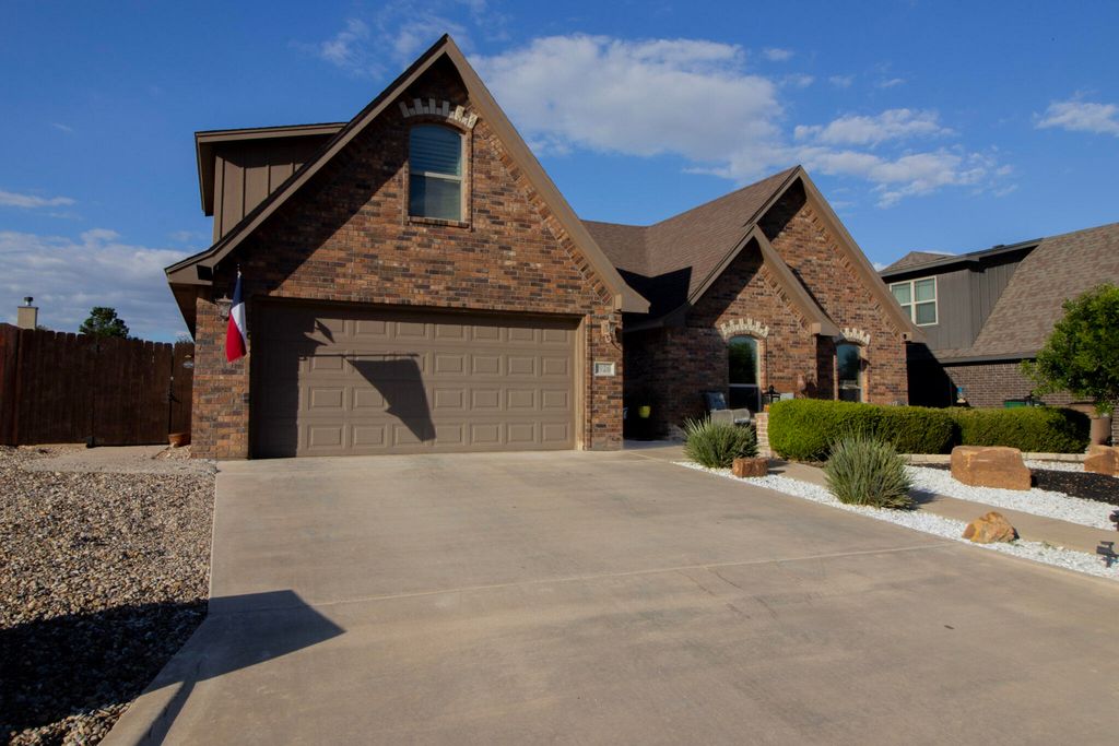 Image 4 of property listing at 1926 Pine Valley Street, San Angelo, TX 76904