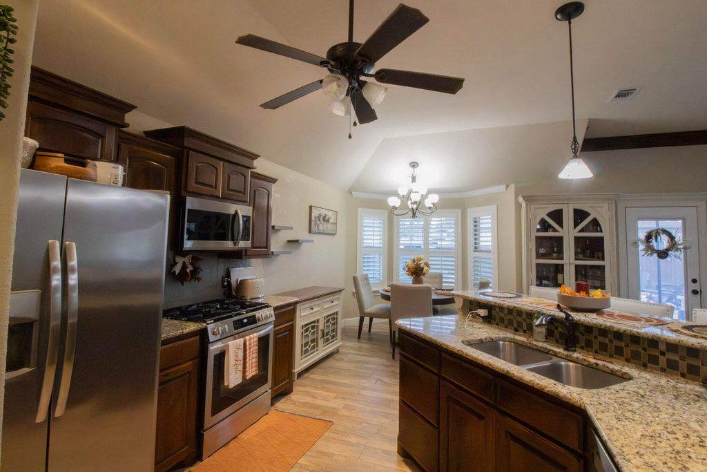 Image 7 of property listing at 1926 Pine Valley Street, San Angelo, TX 76904