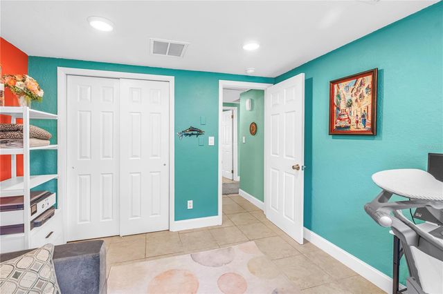 543 72ND AVE N, St Petersburg, FL 33702
